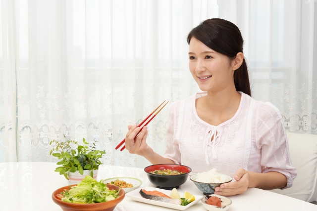 食事を楽しむ女性